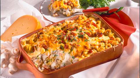 Tortellini-Erbsen-Auflauf mit Champignons und Schinken Rezept - Foto: House of Food / Bauer Food Experts KG