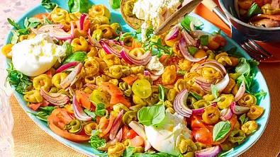 Tortellini auf zweierlei Tomaten Rezept - Foto: LECKER @ Bauer Media Group