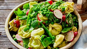 Tortellini-Gemüse-Salat Rezept - Foto: LECKER @ Bauer Media Group