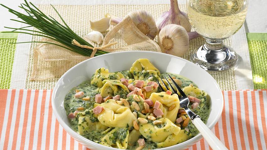 Tortellini in Spinat-Sahne-Soße mit gekochtem Schinken Rezept - Foto: Maass