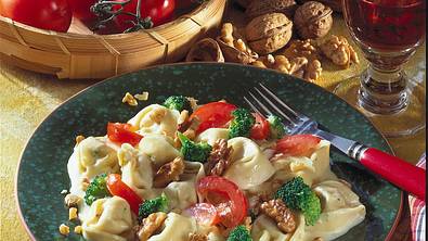 Tortellini mit Broccoli und Walnuss-Sahne-Soße Rezept - Foto: LECKER @ Bauer Media Group