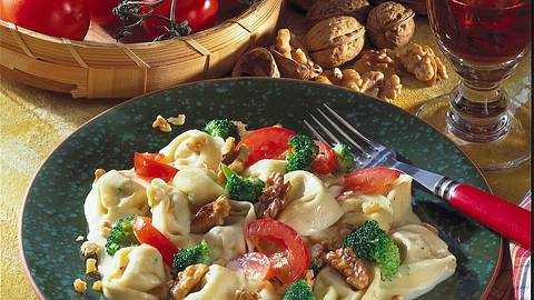 Tortellini mit Broccoli und Walnuss-Sahne-Soße Rezept - Foto: Neckermann