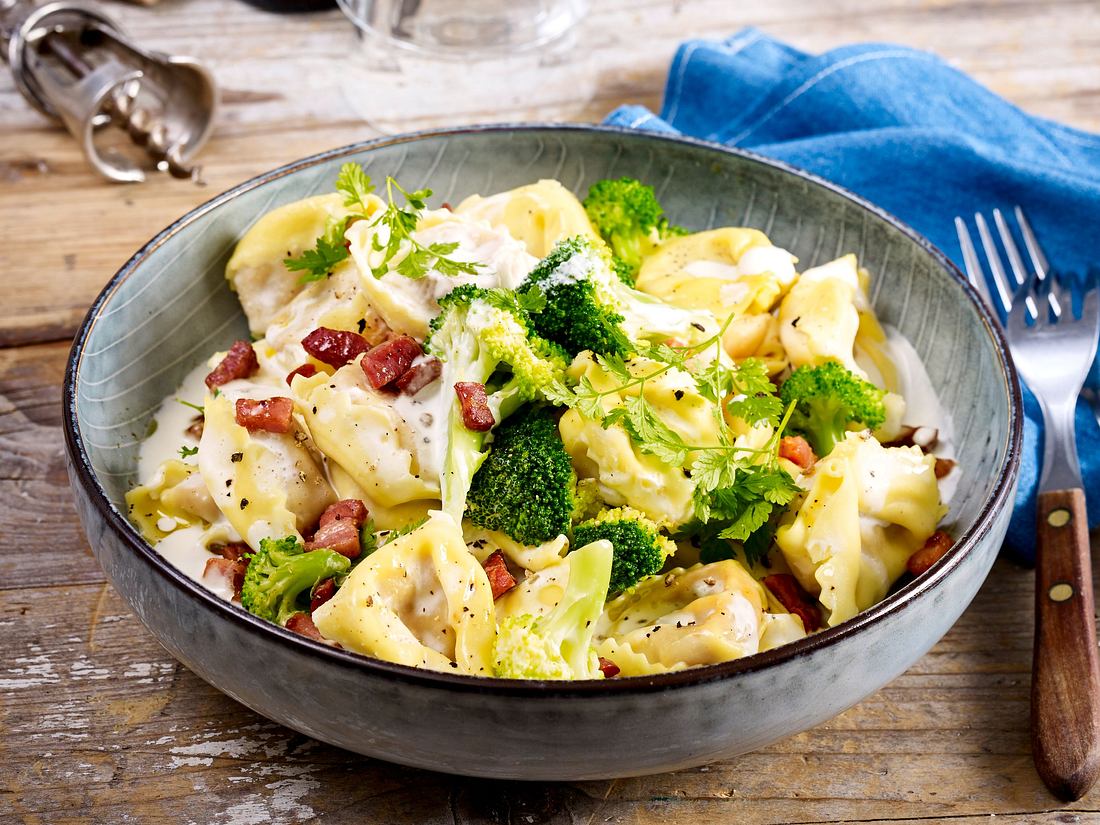 Tortellini mit Brokkoli-Sahnesoße und Speck Rezept | LECKER