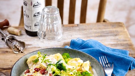 Tortellini mit Brokkoli-Sahnesoße und Speck Rezept - Foto: House of Food / Bauer Food Experts KG