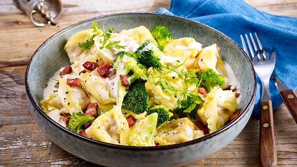 Tortellini mit Brokkoli-Sahnesoße und Speck Rezept - Foto: House of Food / Bauer Food Experts KG