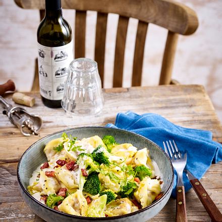 Tortellini mit Brokkoli-Sahnesoße und Speck Rezept Tortellini mit Brokkoli-Sahnesoße und Speck Rezept