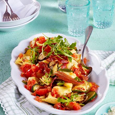 Tortellini mit Gemüse und Schinkenchips Rezept Tortellini mit Gemüse und Schinkenchips Rezept