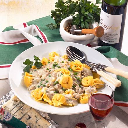 Tortellini mit Gorgonzola-Mett-Soße Rezept Tortellini mit Gorgonzola-Mett-Soße Rezept
