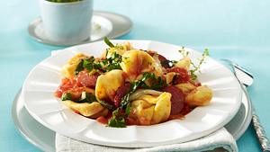 Tortellini mit Mangold und Cabanossi in Tomatensoße Rezept - Foto: House of Food / Bauer Food Experts KG