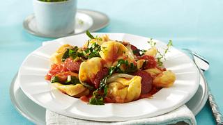 Tortellini mit Mangold und Cabanossi in Tomatensoße Rezept - Foto: House of Food / Bauer Food Experts KG