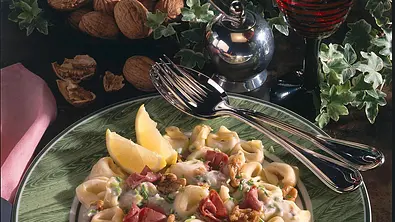 Tortellini mit Sahne-Walnusssoße Rezept - Foto: LECKER @ Bauer Media Group