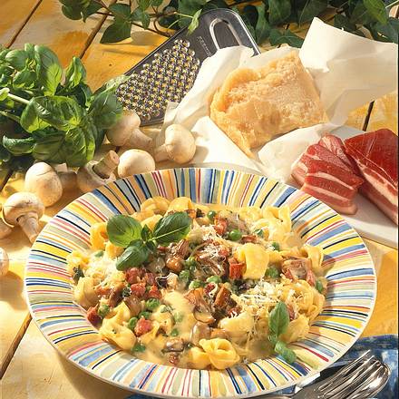 Tortellini mit Speck-Basilikum-Soße Rezept Tortellini mit Speck-Basilikum-Soße Rezept