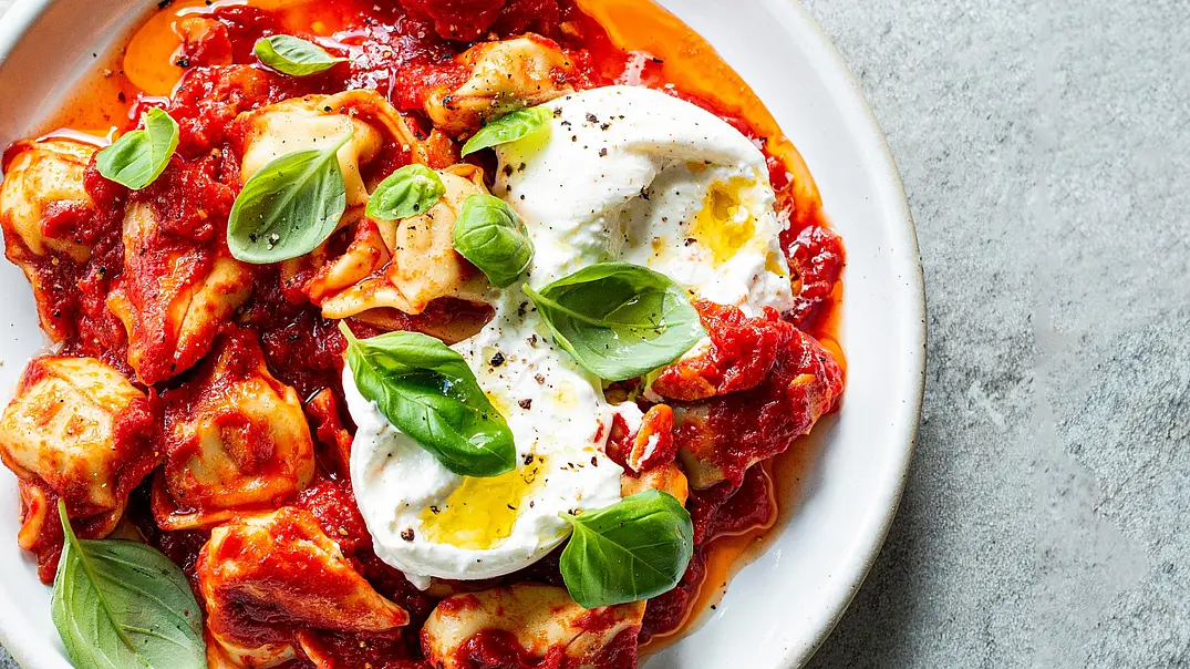 Tortellini mit Tomatensoße und Burrata Rezept - Foto: Image Professionals Tortellini mit Tomatensoße und Burrata Rezept - Foto: Image Professionals