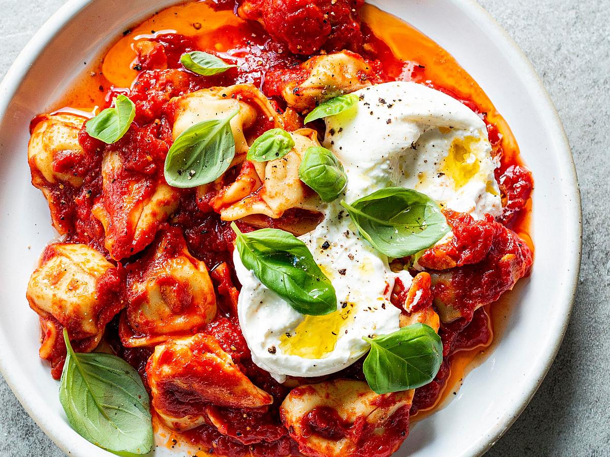 Tortellini mit Tomatensoße und Burrata Rezept