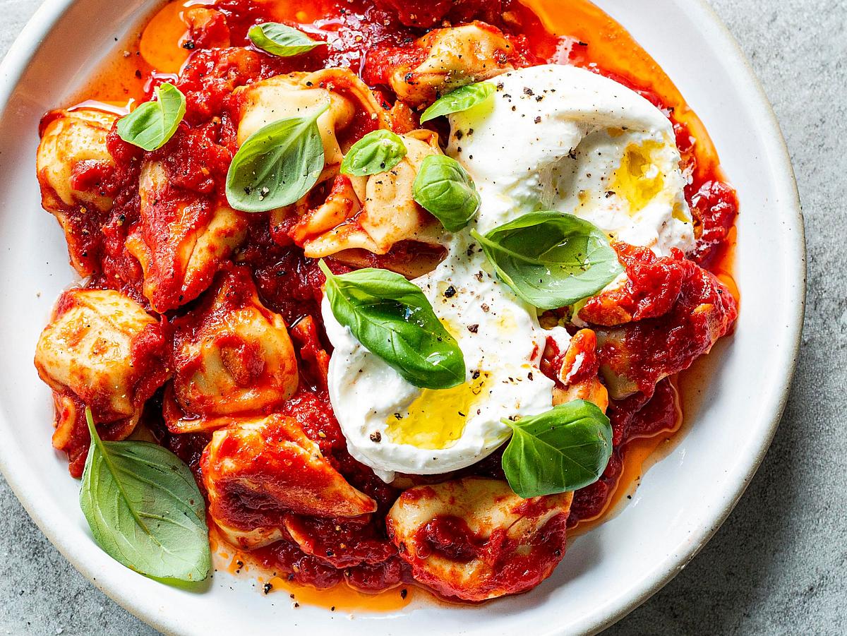 Tortellini mit Tomatensoße und Burrata