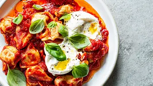 Tortellini mit Tomatensoße und Burrata Rezept - Foto: Image Professionals Tortellini mit Tomatensoße und Burrata Rezept - Foto: Image Professionals