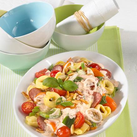 Tortellini-Salat mit Cabanossi Rezept Tortellini-Salat mit Cabanossi Rezept