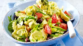 Tortellini-Salat mit Pesto und Tomaten Rezept - Foto: LECKER @ Bauer Media Group Tortellini-Salat mit Pesto und Tomaten Rezept - Foto: LECKER @ Bauer Media Group