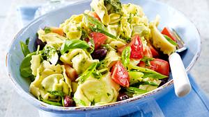 Tortellini-Salat mit Pesto und Tomaten Rezept - Foto: House of Food / Bauer Food Experts KG