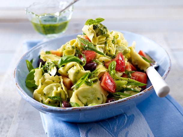 Tortellini-Salat mit Pesto und Tomaten Rezept | LECKER