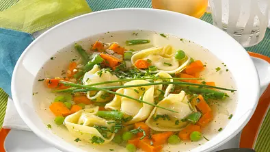 Tortellini-Suppe Rezept - Foto: LECKER @ Bauer Media Group