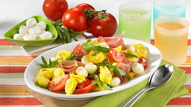 Tortellinisalat mit Parmaschinken Rezept - Foto: LECKER @ Bauer Media Group