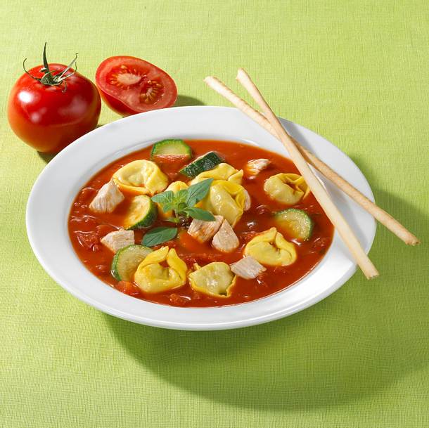 Tortelllini-Tomatensuppe und Grissinistangen Rezept Tortelllini-Tomatensuppe und Grissinistangen Rezept