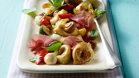 Tortelloni-Antipasti-Salatputzen, waschen Rezept - Foto: House of Food / Bauer Food Experts KG