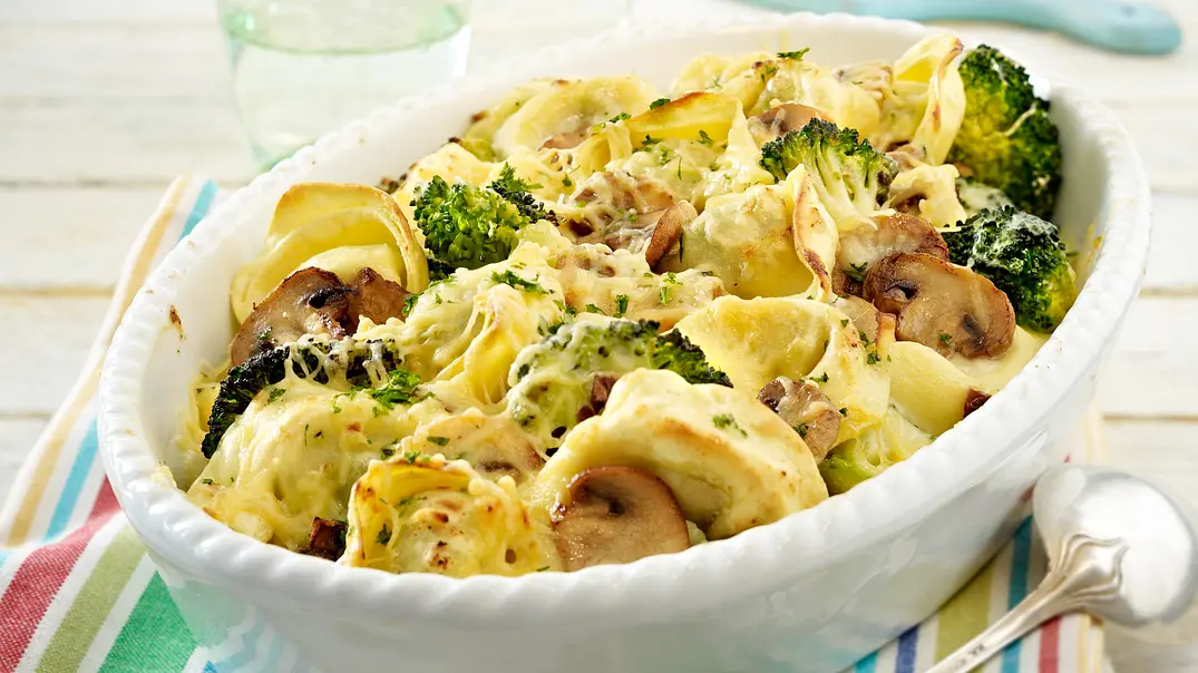 Tortelloni-Auflauf mit Champignons und Brokkoli Rezept - Foto: LECKER @ Bauer Media Group Tortelloni-Auflauf mit Champignons und Brokkoli Rezept - Foto: LECKER @ Bauer Media Group