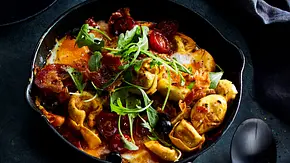 Tortelloni-Frittata alla Carbonara Rezept - Foto: LECKER @ Bauer Media Group Tortelloni-Frittata alla Carbonara Rezept - Foto: LECKER @ Bauer Media Group