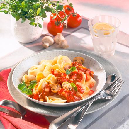 Tortelloni in Tomaten-Pilz-Kräutersoße Rezept Tortelloni in Tomaten-Pilz-Kräutersoße Rezept