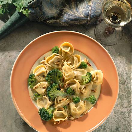 Tortelloni mit Broccoli in Käsesoße Rezept Tortelloni mit Broccoli in Käsesoße Rezept