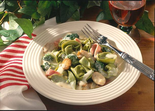 Tortelloni mit Käse-Soße Rezept Tortelloni mit Käse-Soße Rezept