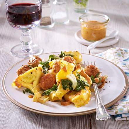 Tortelloni mit Mangold, Brätbällchen und roter Pesto-Soße Rezept