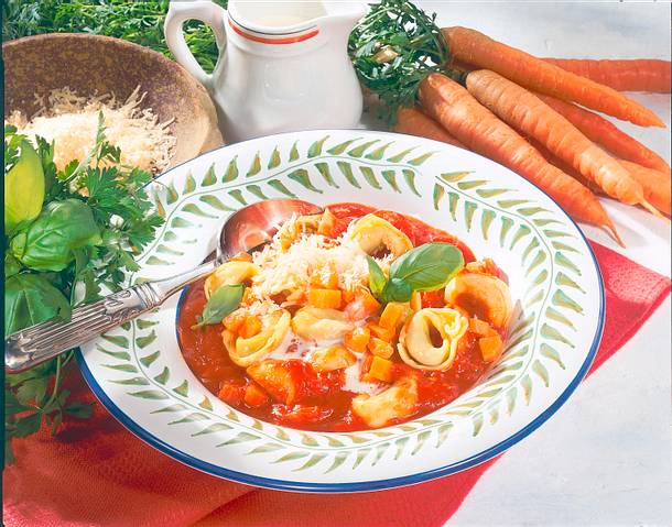 Tortelloni mit Tomatensoße Rezept Tortelloni mit Tomatensoße Rezept