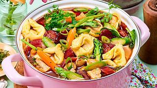 One-Pot-Rezepte: Tortelloni One-Pot mit Spargel und Kabanossi - Foto: House of Food / Bauer Food Experts