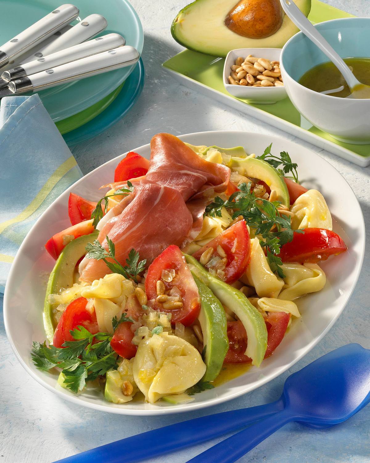 Tortelloni-Salat mit Tomaten, Avocado, Parmaschinken Rezept