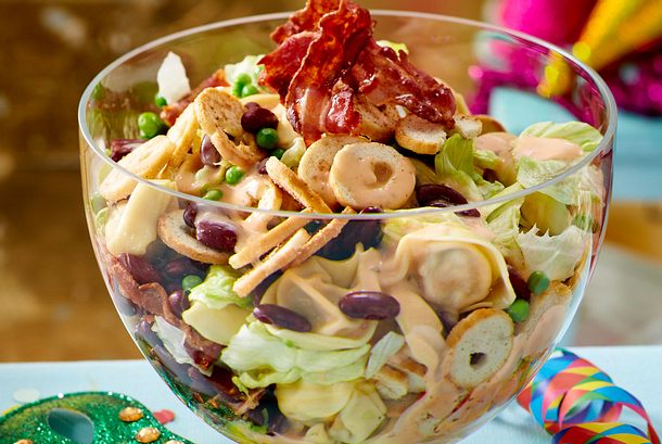 Tortellini-Schichtsalat mit Speck Rezept Tortellini-Schichtsalat mit Speck Rezept
