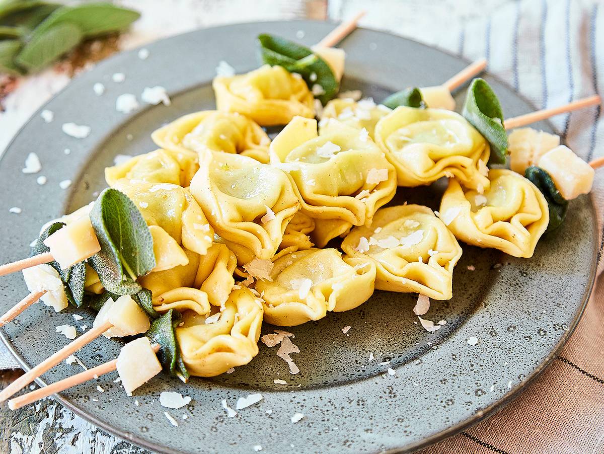 Tortelloni-Spiesse mit Salbei und Parmesan Rezept
