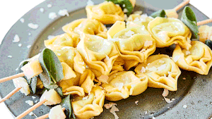 Tortelloni-Spiesse mit Salbei und Parmesan Rezept - Foto: House of Food / Food Experts KG