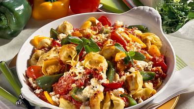 Tortelloniauflauf mit Schafskäse Rezept - Foto: LECKER @ Bauer Media Group
