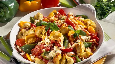 Tortelloniauflauf mit Schafskäse Rezept - Foto: LECKER @ Bauer Media Group
