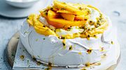 Weiße Baiser-Torte mit Mango und Maracuja auf einer Servierplatte.  - Foto: House of Food / Bauer Food Experts KG