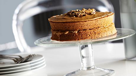 Mit einer Tortenplatte mit Fuß den Kuchen schön präsentieren - Foto: iStock