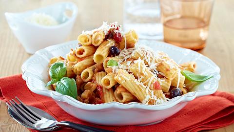 Tortiglioni mit bunter Ratatouille-Soße Rezept - Foto: House of Food / Bauer Food Experts KG