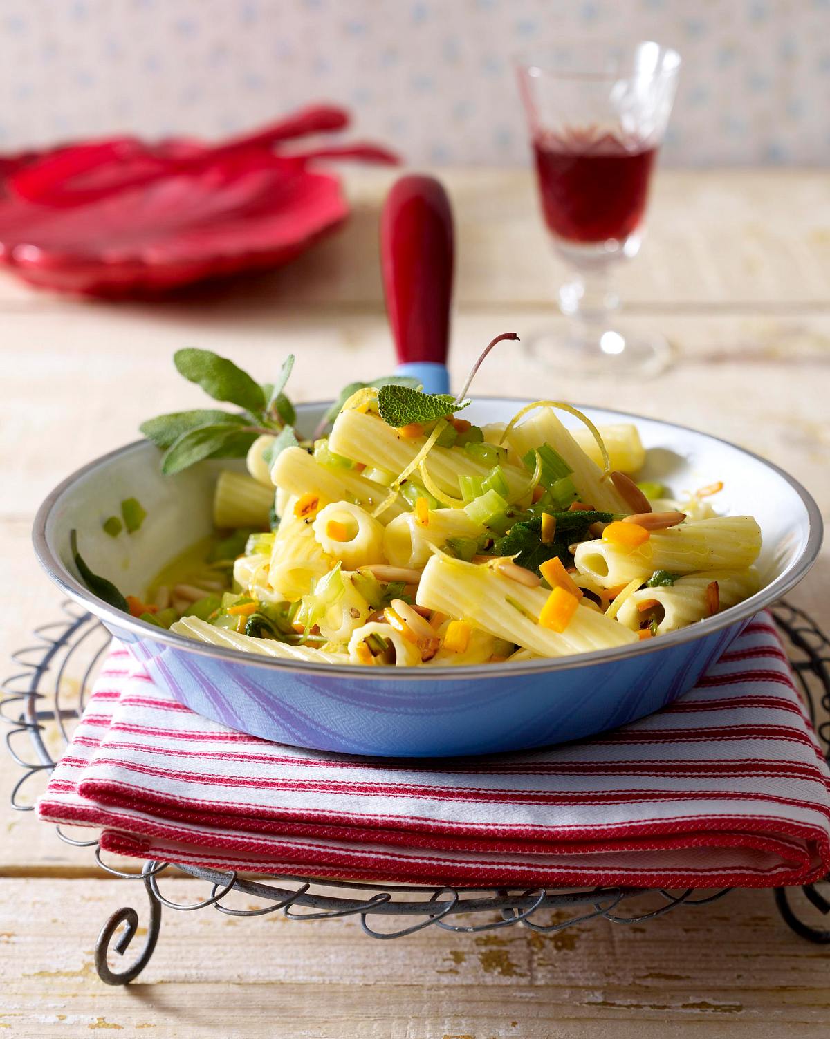 Tortiglioni mit gebratenen Möhren und Staudensellerie mit Salbei-Zitronen-Butter und Pinienkernen Rezept