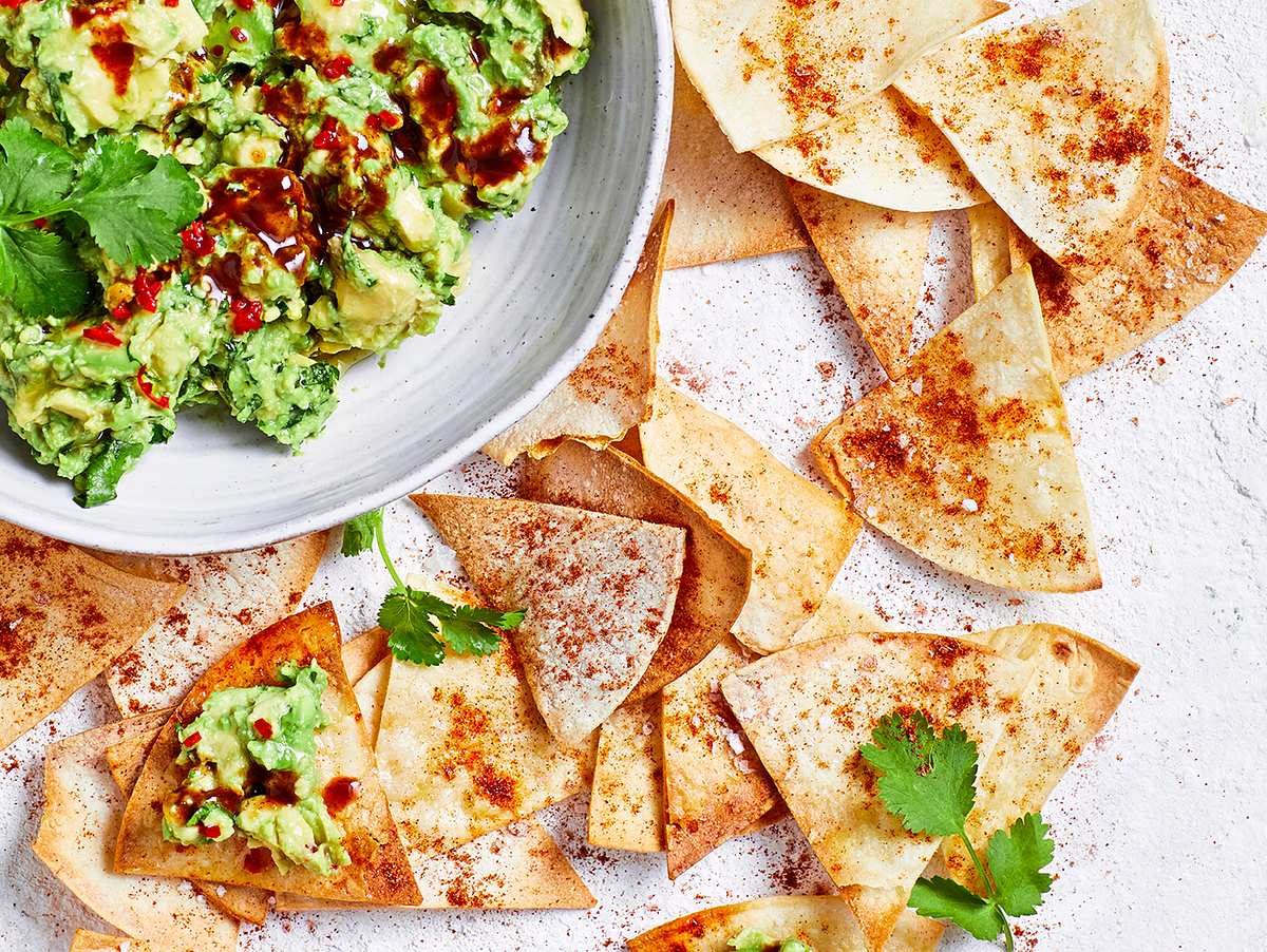 Tortilla-Ecken mit Spicy Guacamole