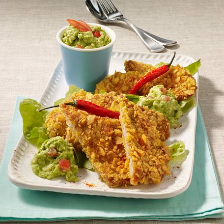 Tortilla-Schnitzelchen mit Avocadodip auf Salat Rezept Tortilla-Schnitzelchen mit Avocadodip auf Salat Rezept