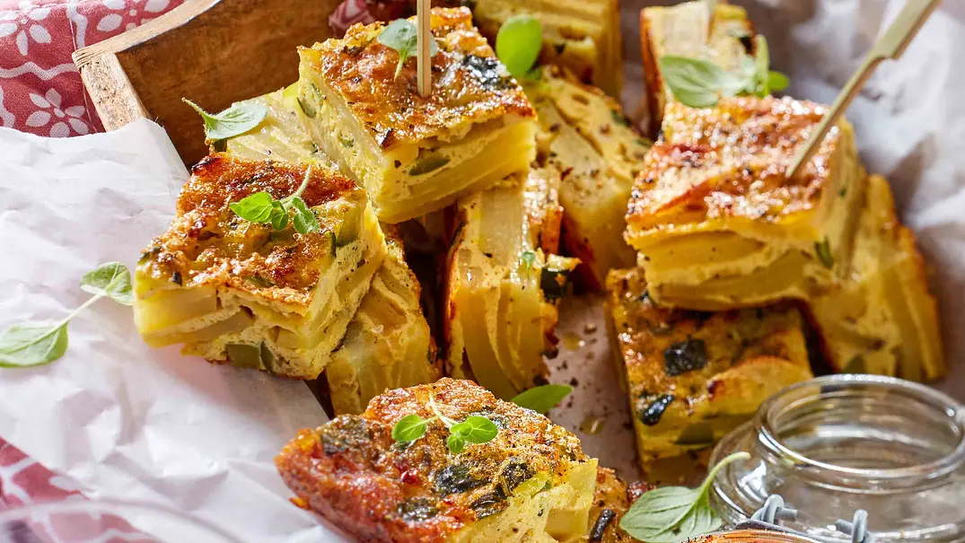 Tortilla-Würfel mit Paprika-Salsa Rezept - Foto: LECKER @ Bauer Media Group Tortilla-Würfel mit Paprika-Salsa Rezept - Foto: LECKER @ Bauer Media Group