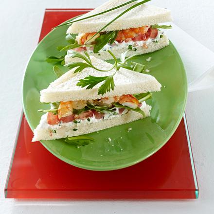 Tramezzini mit Kräuterquark, Garnelen, Tomaten und Rauke Rezept Tramezzini mit Kräuterquark, Garnelen, Tomaten und Rauke Rezept